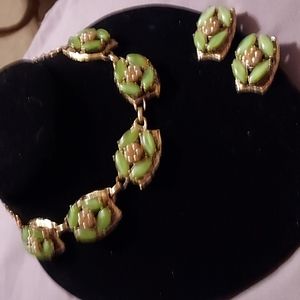 Vintage Necklace and clip Earrings Unbranded beautiful lime green with pearl